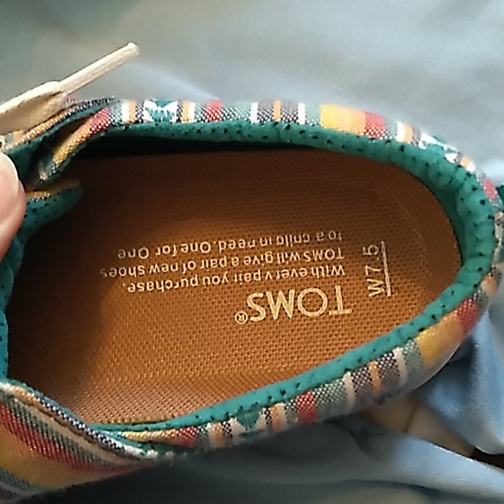 😃🌹🌻💙🧡Women's Toms striped shoes size 7.5. Very good condition!😃🌹🌻💙🧡 - Picture 7 of 8
